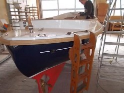 LM 16 Elektroboot bei der Fertigstellung