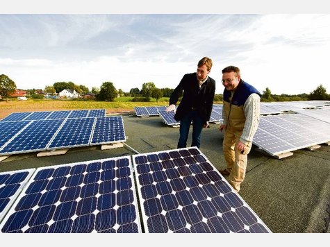 Jens Dannhus und Frank Hemme an der Solaranlage auf dem Werftdach